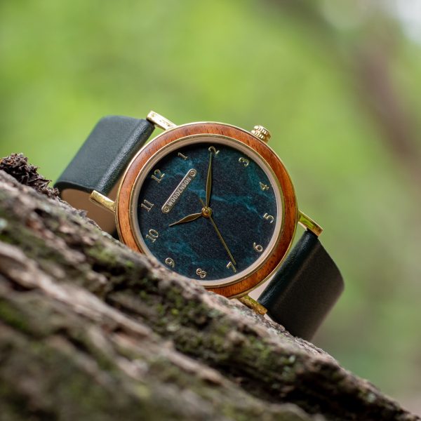Reloj de madera de Acacia Rimachi